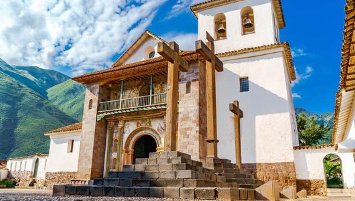 De la piedra al color: El secreto arquitectónico de estos 6 pueblos peruanos que te dejará sin palabras